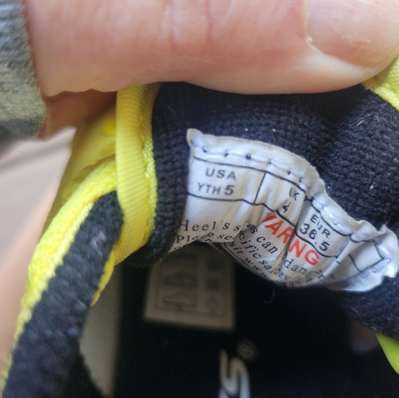 SpongeBob youth size 5 Unisex heeleys - Picture 5 of 6